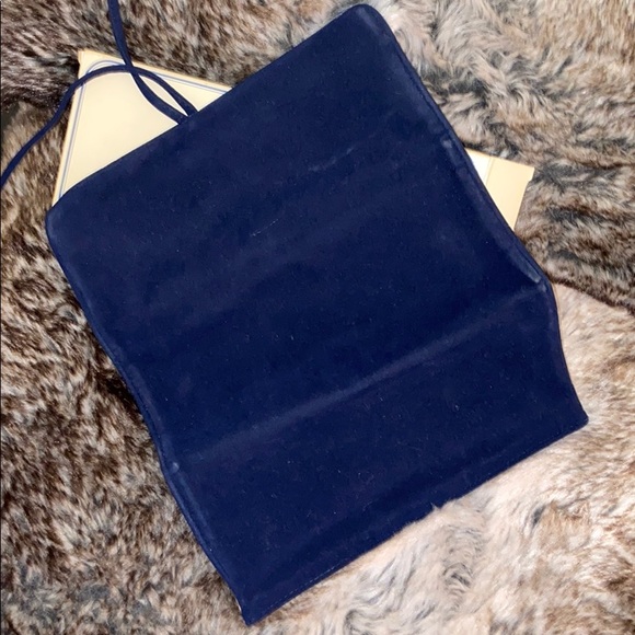 Velvet Vintage Jewelry Wrap - Picture 4 of 5